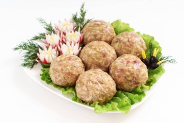 Plaka üzerinde çiğ köfte