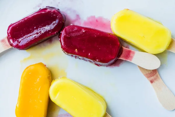 과일 아이스크림 막대기에 — 스톡 사진