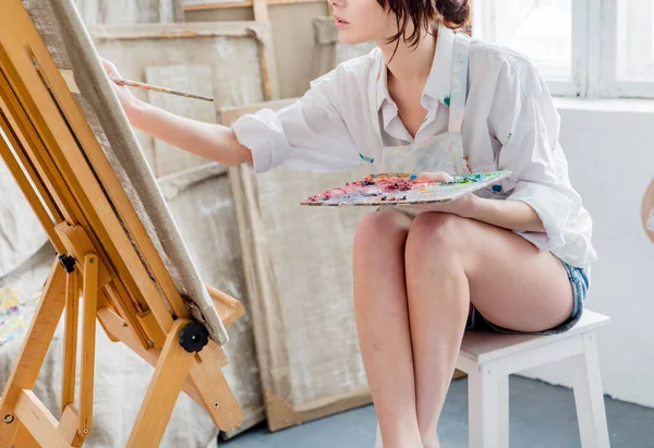 彼女のスタジオの女性画家 — ストック写真