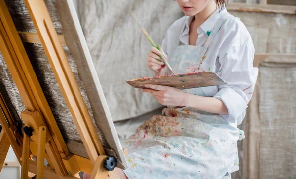 Γυναίκα ζωγράφος στο στούντιο της — Φωτογραφία Αρχείου