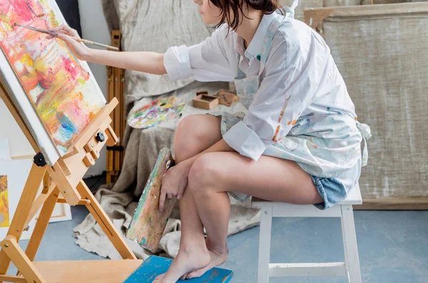Female painter in her studio — Stock Photo, Image