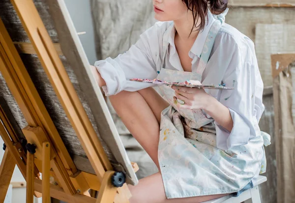 Female painter in her studio — Stock Photo, Image