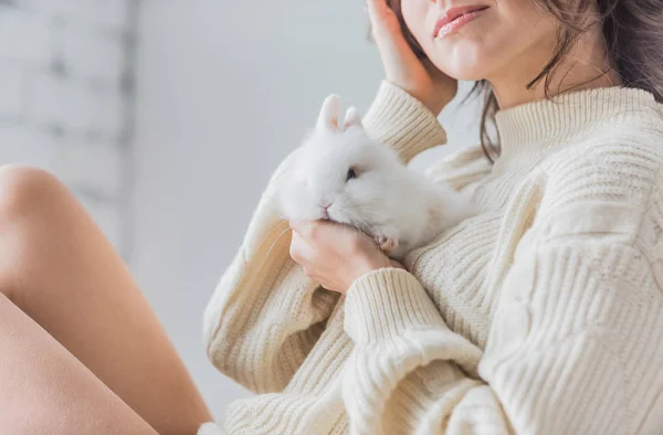 솜 털 토끼와 여자 — 스톡 사진