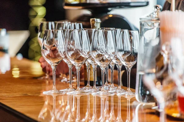 Weingläser auf dem Tisch — Stockfoto