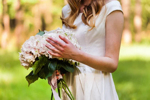 Mooie bruid met bloemen — Stockfoto