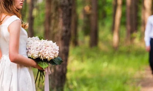 Vacker brud med blommor — Stockfoto