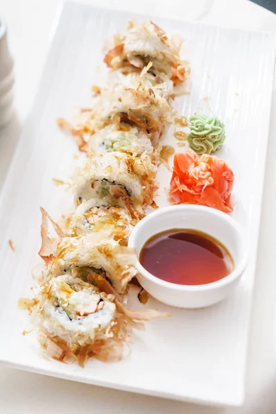 Heerlijke traditionele sushi set — Stockfoto