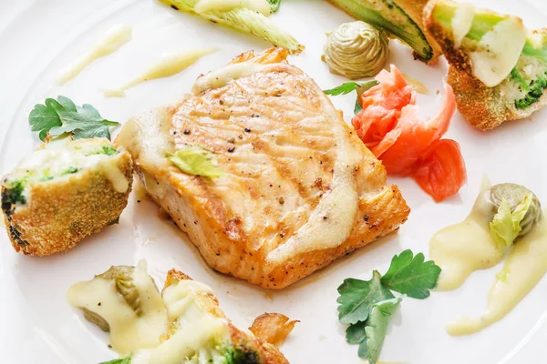 Steak de saumon aux légumes — Photo