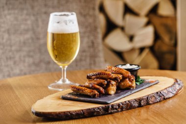 kızarmış tavuk kanadı masada