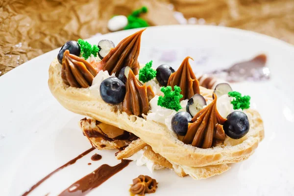 Deliziosa dolce eclair con bacche — Foto Stock