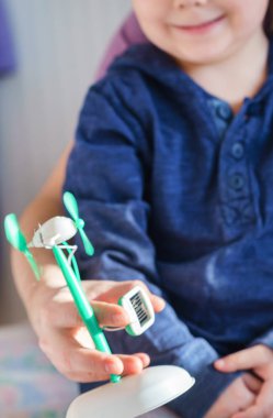 güneş paneli yel değirmeni çocukla 