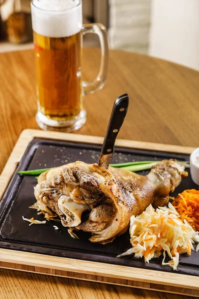 Knuckle of pork with beer — Stock Photo, Image