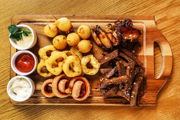 Delicioso aperitivo en el bar — Foto de Stock