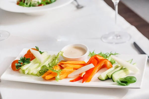 Légumes tranchés avec sauce — Photo