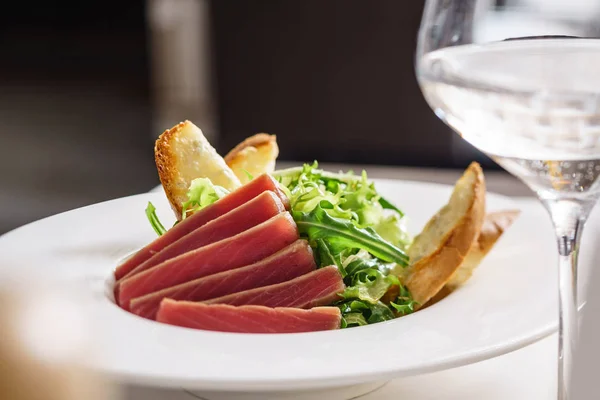 Delicious salad with tuna — Stock Photo, Image