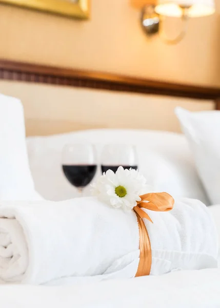 Otel beyaz havlu — Stok fotoğraf