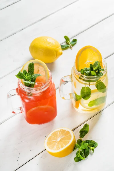 Čerstvý letní ovoce nápoje — Stock fotografie