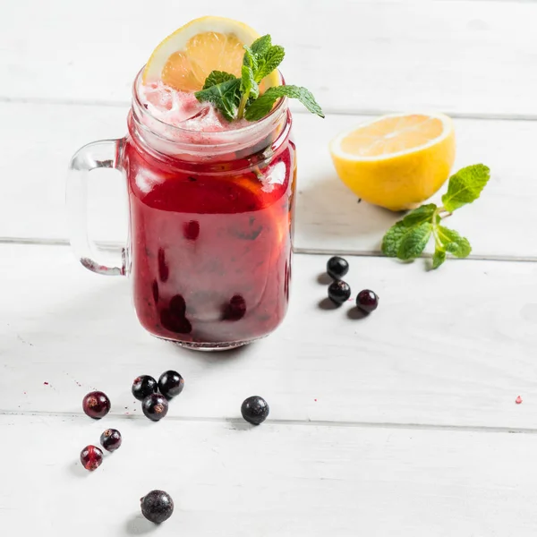 Čerstvý letní ovocný nápoj — Stock fotografie