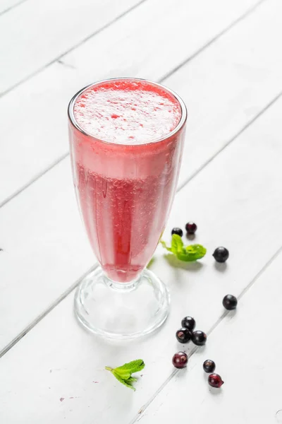 Organic smoothie with berries — Stock Photo, Image