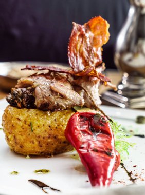 Kavrulmuş patates ile kavrulmuş bıldırcın