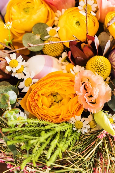 Flower bouquet in basket — Stock Photo, Image