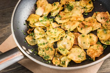 yeşillikleri ile kızarmış patates