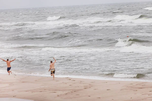 Χαλαρωτικό άνδρες στην παραλία — Φωτογραφία Αρχείου