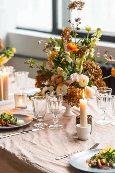 Feestelijke Pasen tafel met boeket — Stockfoto