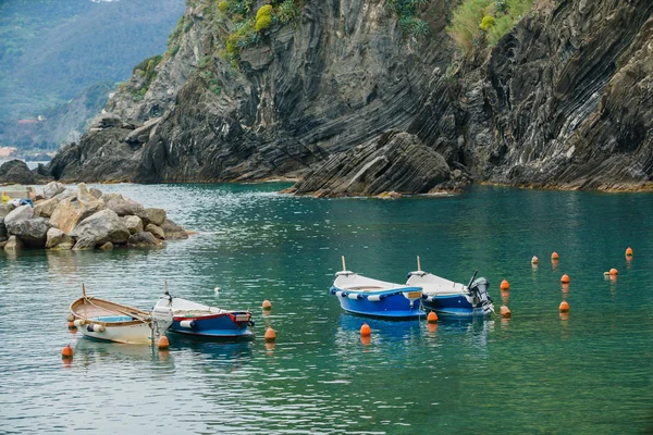 Båtar på havet nära stenar — Stockfoto