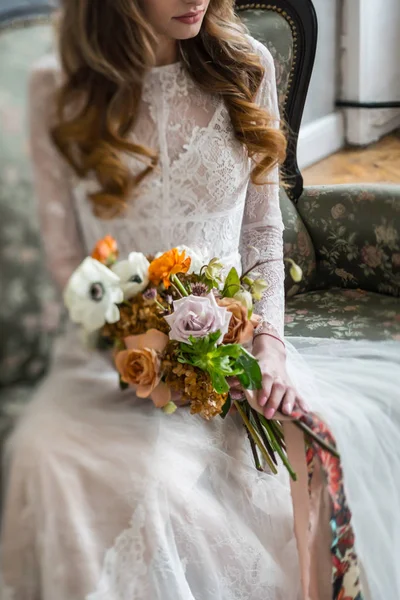 Bonita novia con flores —  Fotos de Stock