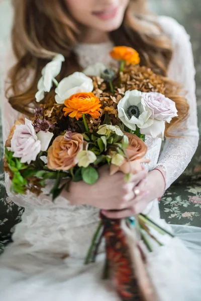 Trevlig brud med blommor — Stockfoto
