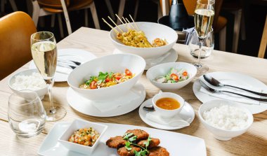 Lokantada masa hazır.