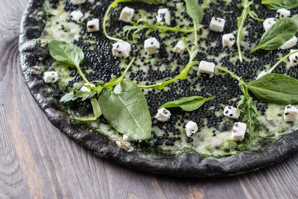 Вкусная пицца с черной икрой — стоковое фото