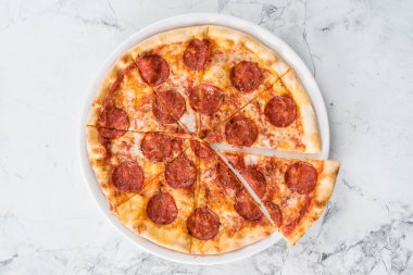 Sosis ile lezzetli Pizza