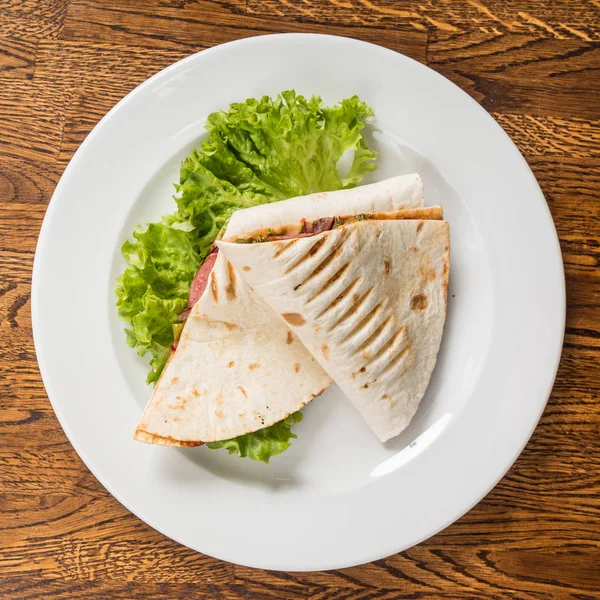 Τυλιγμένο σάντουιτς με λουκάνικα — Φωτογραφία Αρχείου