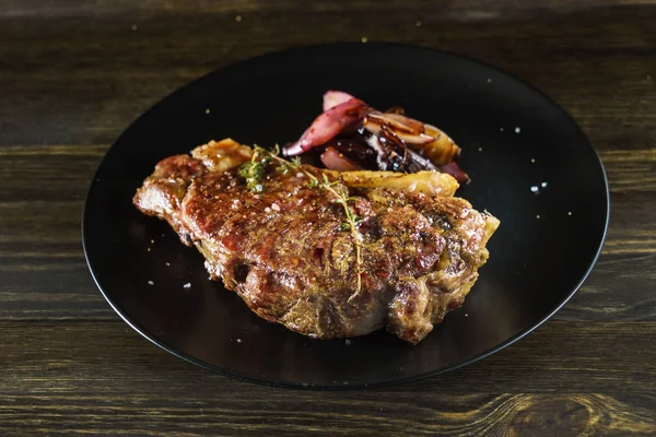 Смачний яловичий стейк на грилі — стокове фото