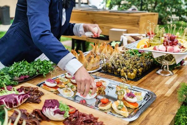 Snacks op catering tabel — Stockfoto