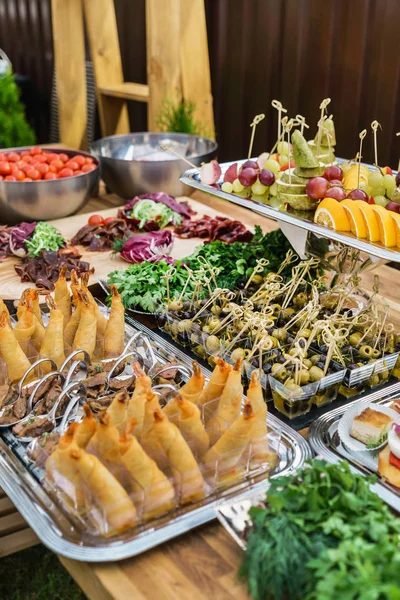 Snacks en mesa de catering —  Fotos de Stock