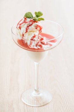 bardakta soslu dondurma