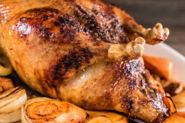 Sağlıklı doldurulmuş kızarmış ördek