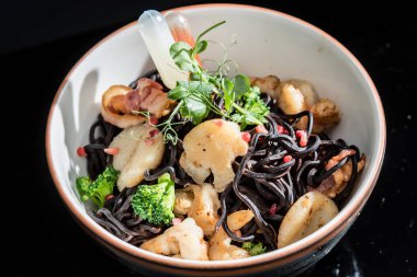 Lezzetli deniz ürünleri şehriye