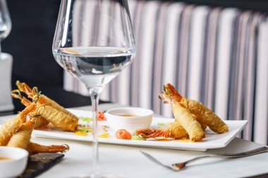 Soslu kızarmış karides. 