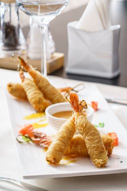 Soslu kızarmış karides. 