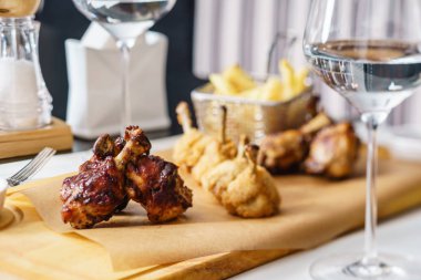 Kızarmış tavuk ve patates kızartması.