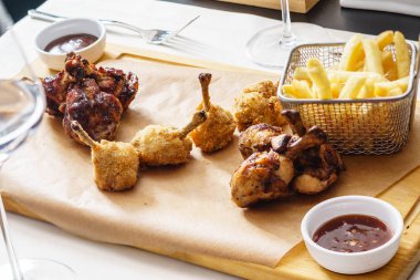 Kızarmış tavuk ve patates kızartması.