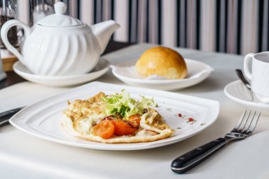 Sebze ve jambonlu omlet.