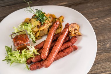 Kızarmış ördek sosis