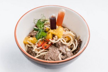 Geleneksel noodle ile sığır eti 