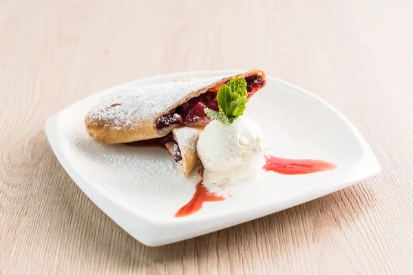 Sweet cherry strudel — Stock Photo, Image