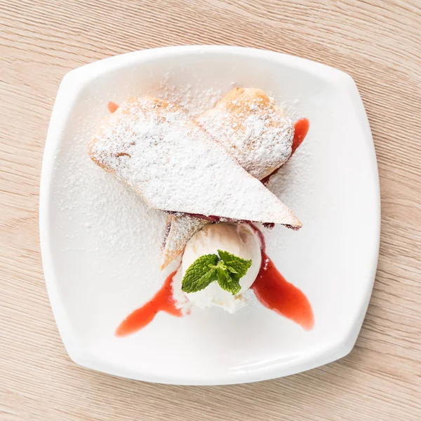 Strudel di ciliegie dolci — Foto Stock